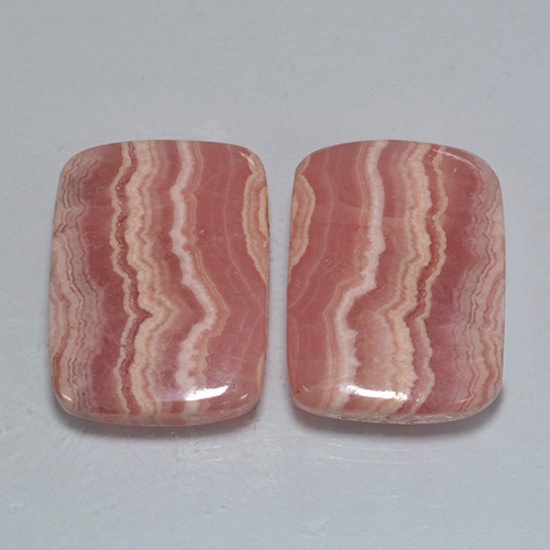 33.68カラットの天然マルチカラーロードクロサイト（19.1×14 mm・クッションカット）
