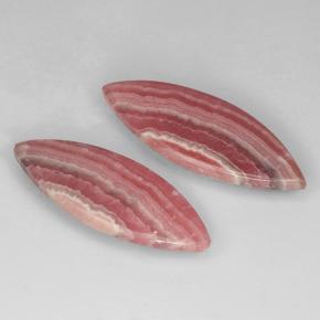 20.88カラットの天然マルチカラーロードクロサイト（27.5×10 mm・マーキス）