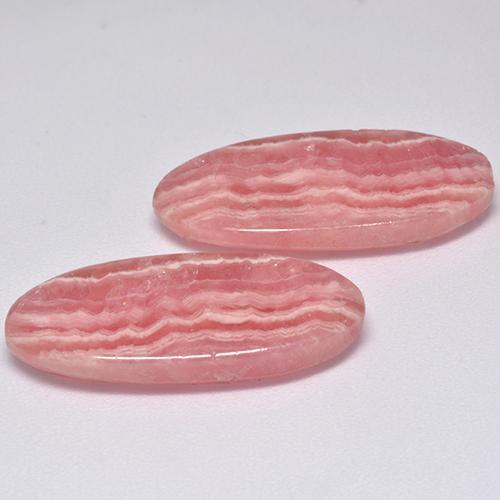 21.35カラットの天然マルチカラーロードクロサイト（23.5×10.7 mm・オーバルカット）