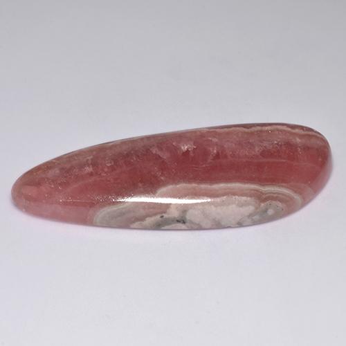 60.84カラットの天然マルチカラーロードクロサイト（48.5×18.6 mm・ファンシーシェイプ）