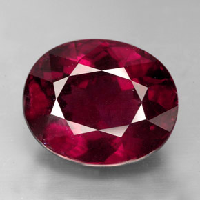 10.73カラットの天然パープルレッドロードライトガーネット（13.4×11 mm・オーバルカット）