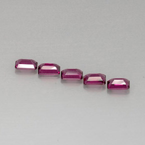 カラットの天然紫がかったピンクロードライトガーネット（6×4.1 mm・エメラルドカット）