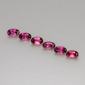 カラットの天然パープルレッドロードライトガーネット（4.8×3.1 mm・オーバルカット）