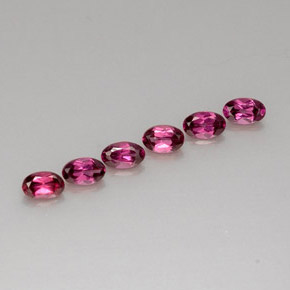 カラットの天然パープルレッドロードライトガーネット（4.8×3.1 mm・オーバルカット）