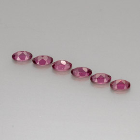 カラットの天然パープルレッドロードライトガーネット（4.8×3.1 mm・オーバルカット）
