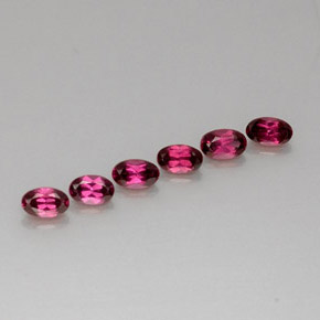 カラットの天然パープルレッドロードライトガーネット（4.9×3.2 mm・オーバルカット）