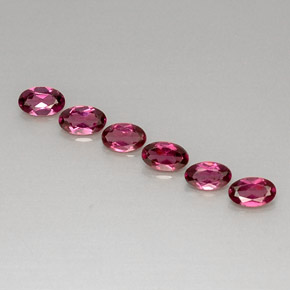 カラットの天然パープルレッドロードライトガーネット（4.9×2.9 mm・オーバルカット）