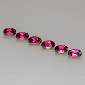 カラットの天然パープルレッドロードライトガーネット（4.8×2.9 mm・オーバルカット）
