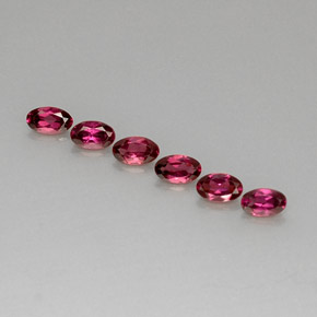 カラットの天然パープルレッドロードライトガーネット（4.9×3 mm・オーバルカット）