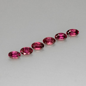 カラットの天然パープルレッドロードライトガーネット（4.9×3 mm・オーバルカット）