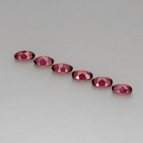 カラットの天然パープルレッドロードライトガーネット（4.9×3 mm・オーバルカット）