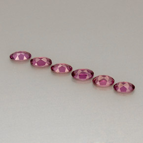 カラットの天然パープルレッドロードライトガーネット（5.2×3.2 mm・オーバルカット）