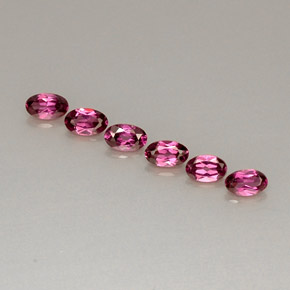 カラットの天然パープルレッドロードライトガーネット（4.9×3.1 mm・オーバルカット）