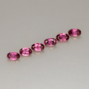 カラットの天然パープルレッドロードライトガーネット（4.9×3.1 mm・オーバルカット）