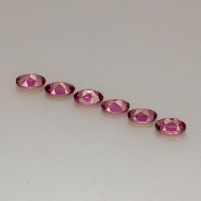カラットの天然パープルレッドロードライトガーネット（4.9×3.1 mm・オーバルカット）
