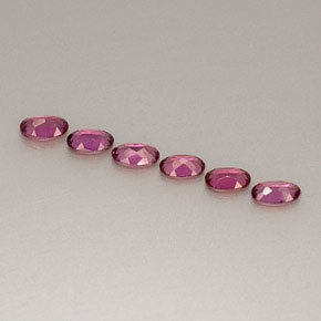 カラットの天然パープルレッドロードライトガーネット（5×3.1 mm・オーバルカット）