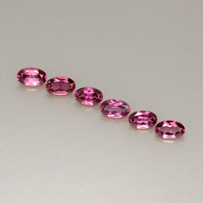 カラットの天然パープルレッドロードライトガーネット（4.7×3 mm・オーバルカット）