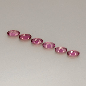 カラットの天然パープルレッドロードライトガーネット（4.7×3 mm・オーバルカット）