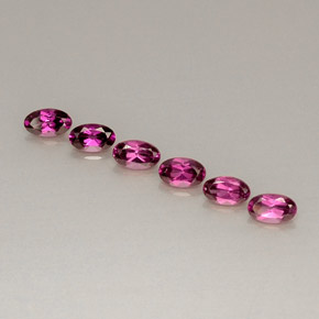 カラットの天然パープルレッドロードライトガーネット（5×3.1 mm・オーバルカット）