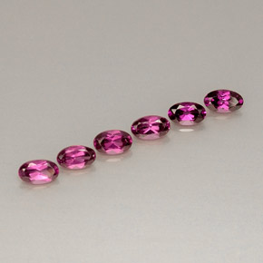 カラットの天然パープルレッドロードライトガーネット（5×3.1 mm・オーバルカット）