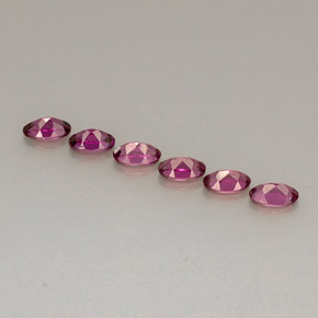 カラットの天然パープルレッドロードライトガーネット（5×3.1 mm・オーバルカット）
