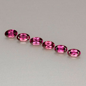 カラットの天然パープルレッドロードライトガーネット（4.8×3.1 mm・オーバルカット）