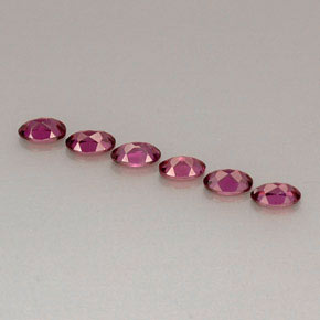 カラットの天然パープルレッドロードライトガーネット（4.8×3.1 mm・オーバルカット）
