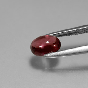 1.18カラットの天然レッドロードライトガーネット（6.9×4.9 mm・透明）