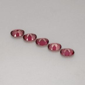 カラットの天然ラズベリーレッドロードライトガーネット（6.9×5 mm・オーバルカット）
