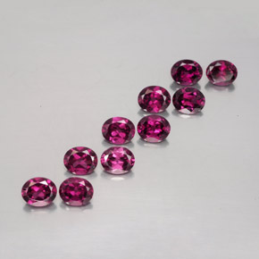 4.88カラットの天然ラズベリーレッドロードライトガーネット（5.1×4.2 mm・オーバルカット）