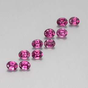 4.29カラットの天然ダークレッドロードライトガーネット（5.1×4.1 mm・オーバルカット）