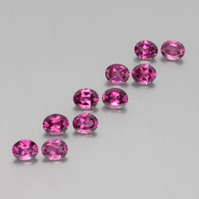 4.12カラットの天然ラズベリーレッドロードライトガーネット（4.9×3.9 mm・オーバルカット）