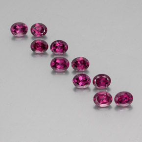 4.65カラットの天然ダークレッドロードライトガーネット（5×4 mm・オーバルカット）