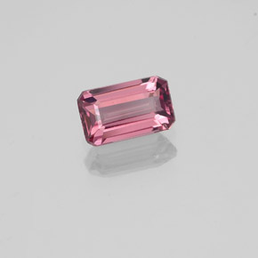 0.76カラットの天然ラズベリーレッドロードライトガーネット（6.5×4 mm・エメラルドカット）