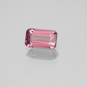 0.76カラットの天然ラズベリーレッドロードライトガーネット（6.5×4 mm・エメラルドカット）