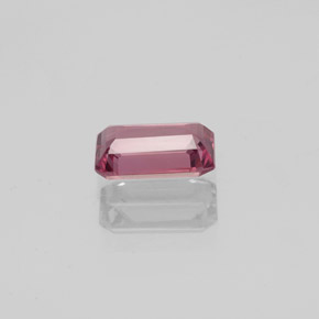 0.76カラットの天然ラズベリーレッドロードライトガーネット（6.5×4 mm・エメラルドカット）