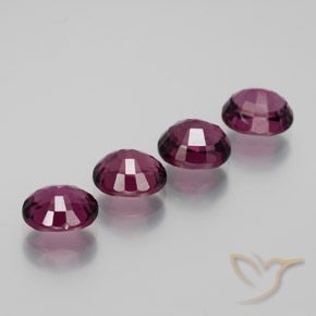 Shop natural 4.72ct ラズベリーレッド ロードライトガーネット gems, 楕円形, from モザンビーグ at GemSelect. In stock, global shipping!