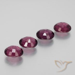 Shop natural 4.07ct ラズベリーレッド ロードライトガーネット gems, 楕円形, from モザンビーグ at GemSelect. In stock, global shipping!