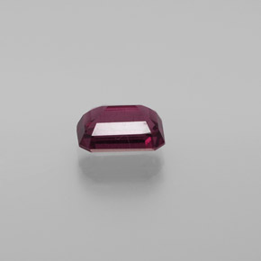 1.67カラットの天然ラズベリーレッドロードライトガーネット（7.6×5.2 mm・エメラルドカット）