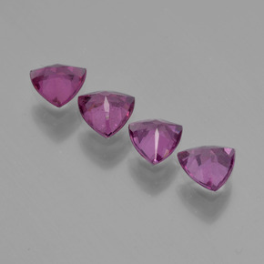 カラットの天然ラズベリーレッドロードライトガーネット（4.9×4.9 mm・トリリアント）