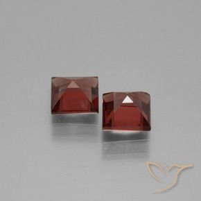 Shop natural 1.54ct 濃いスカーレットレッド ロードライトガーネット gems, 四角形, from モザンビーグ at GemSelect. In stock, global shipping!