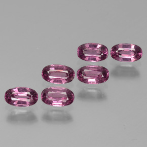 2.03カラットの天然ピンクがかったローズロードライトガーネット（5.1×3.1 mm・オーバルカット）