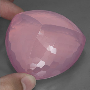 528.00カラットの天然ピンクローズクォーツ（55.5×53.7 mm・透明）