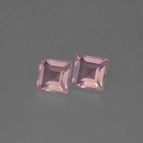 カラットの天然ピンクローズクォーツ（5.1×5 mm・透明）