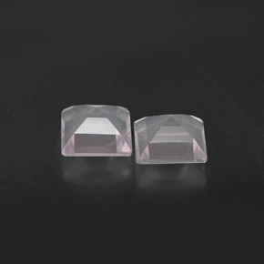カラットの天然ライトピンクローズクォーツ（4.9×4.9 mm・透明）