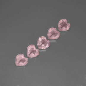 カラットの天然ピンクローズクォーツ（5.9×5.8 mm・透明）