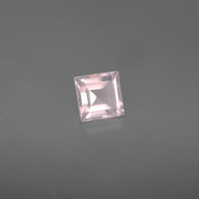 0.62カラットの天然ピンクローズクォーツ（5.1×5 mm・透明）