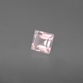 0.62カラットの天然ピンクローズクォーツ（5.1×5 mm・透明）