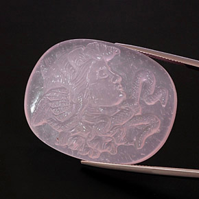 87.42カラットの天然ピンクローズクォーツ（38.1×29.8 mm・透明）