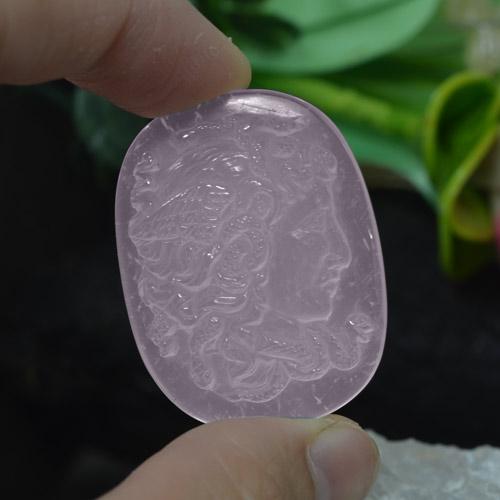 63.59カラットの天然薄いラベンダーピンクローズクォーツ（35.3×27.4 mm・クッションカット）